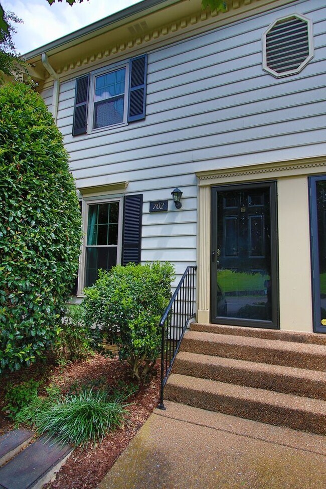 Foto del edificio - UPDATED CONDO IN THE HEART OF BRENTWOOD . . . PLUS AMENITIES!!!