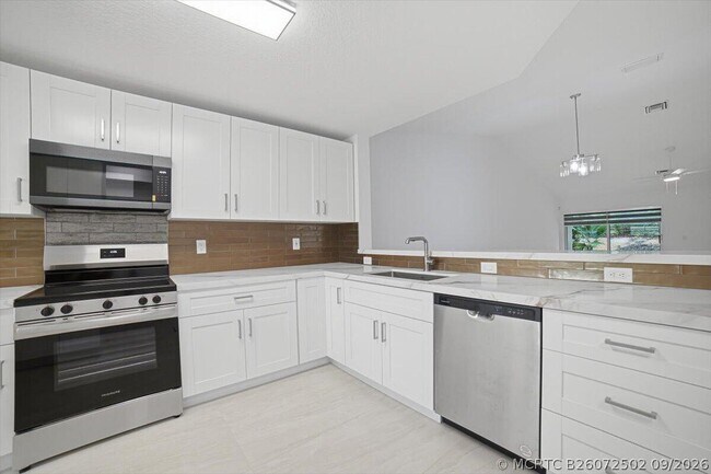 Building Photo - 4112 Pine Ridge Ln