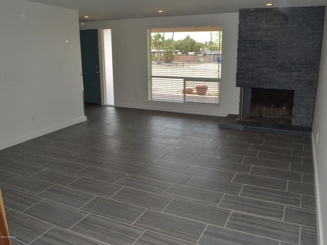 Building Photo - 614 N Medford Dr