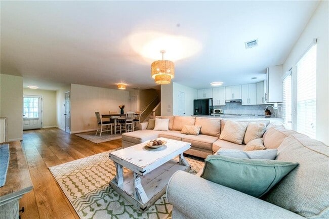 Building Photo - 2860 Mayfair Dr