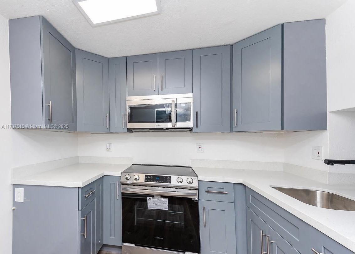 Building Photo - 9350 Fontainebleau Blvd