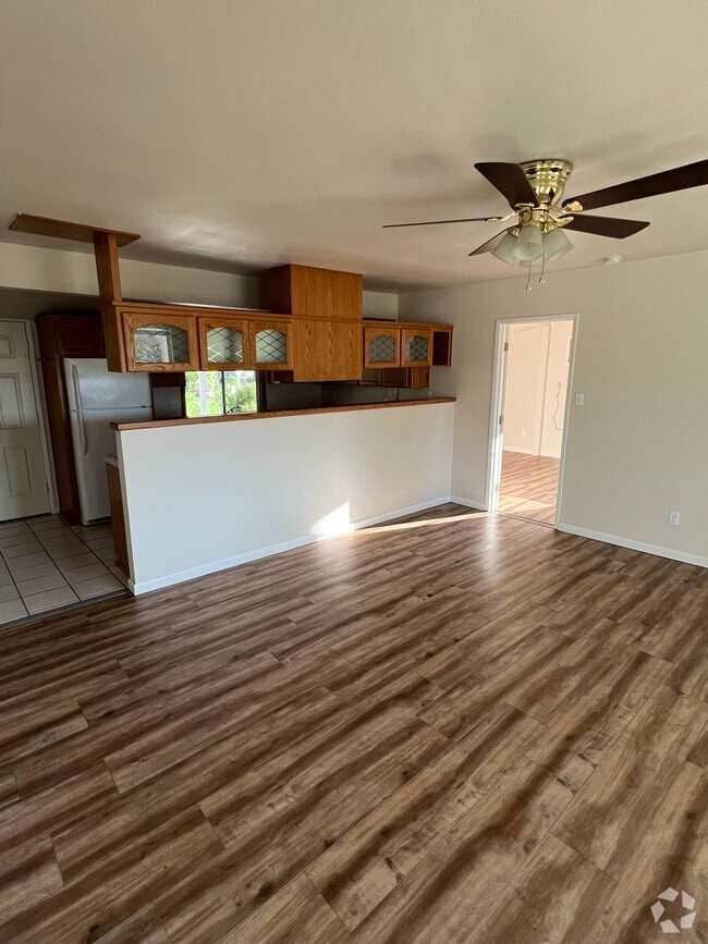 Building Photo - 1045 S Stage Rd