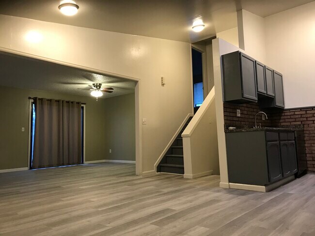 Building Photo - 4850 E Wesley Pl