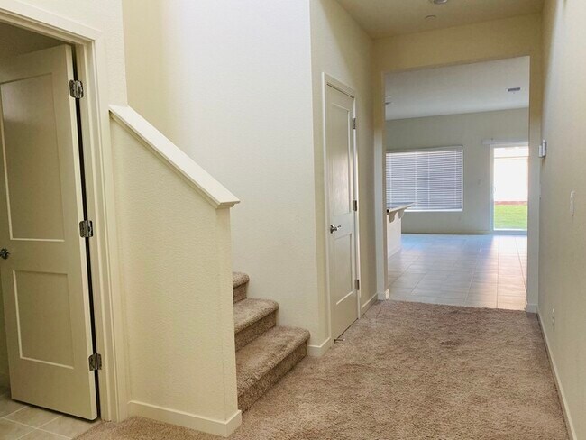 Building Photo - Beautiful 4 bedroom 3 bathroom home in a n...