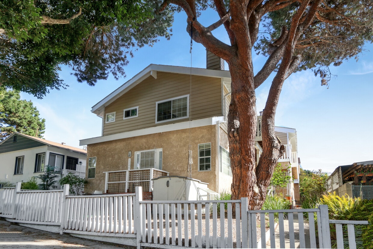 Primary Photo - 1204 Bay St