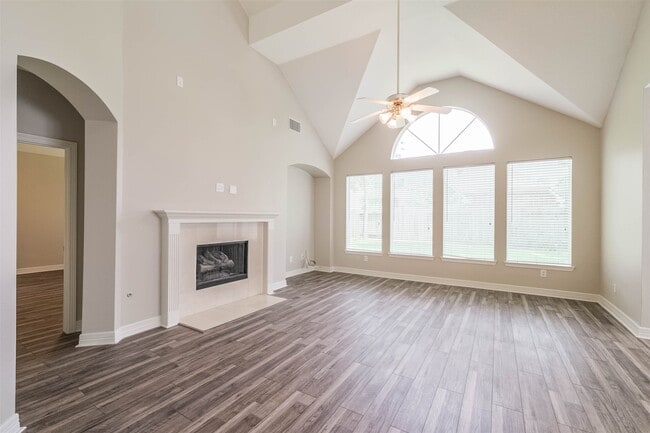 Foto del edificio - 5911 Brook Bend Dr