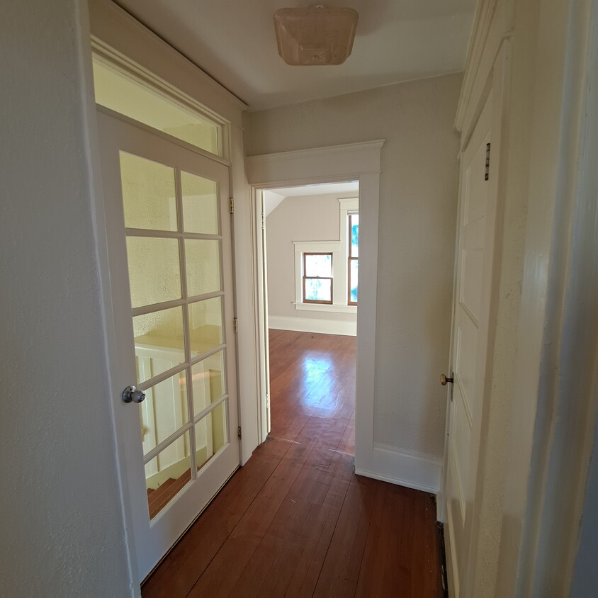 Entry - 555 N Simpson St