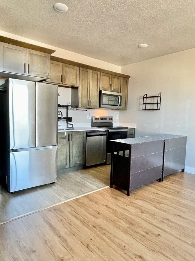 Building Photo - Space Efficient 1 Bedroom Condo