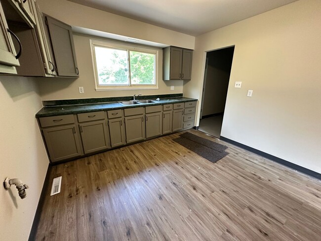 Building Photo - Updated 3 bedroom