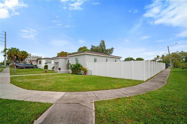 Foto del edificio - 16101 NE 11th Ave