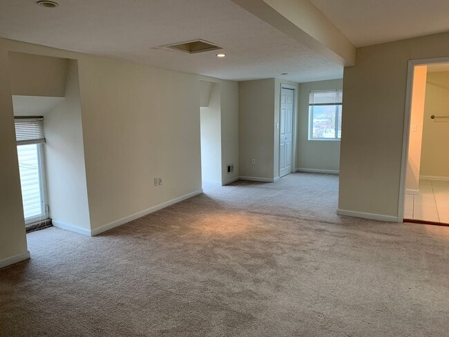 Building Photo - Beautiful 3bed/2.5 bath in Southside