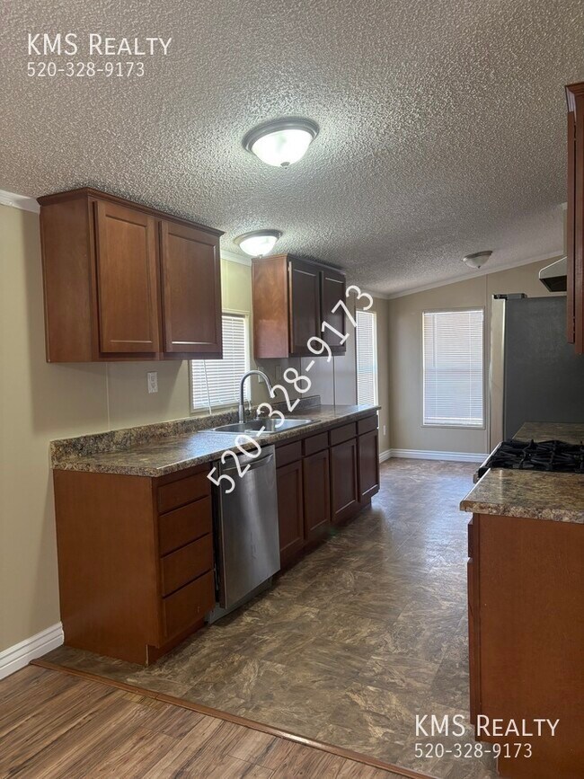 Building Photo - 2801 W Los Reales Rd