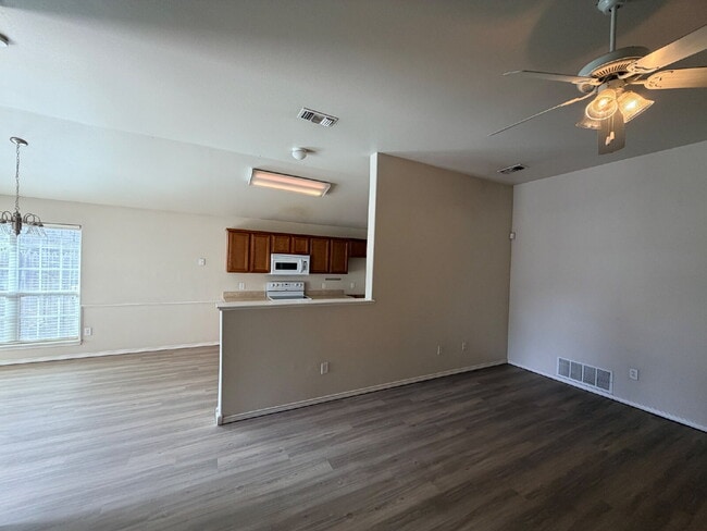 Building Photo - Spacious 3-Bed, 2-Bath Gem with 1,690 Sq Ft of Comfort!"