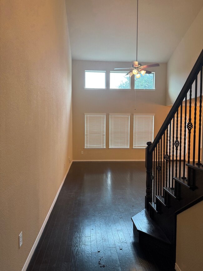 Living room ( double height ceiling) - 333 Phoebe Dr