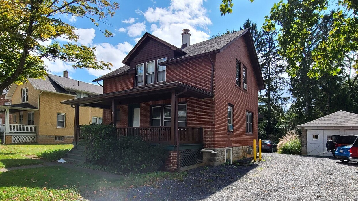 Foto del edificio - Classic, Spacious 4-Bedroom 2-Bath House C...