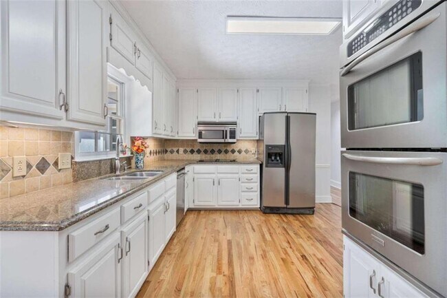 Foto del edificio - 275 Sageglen Rd