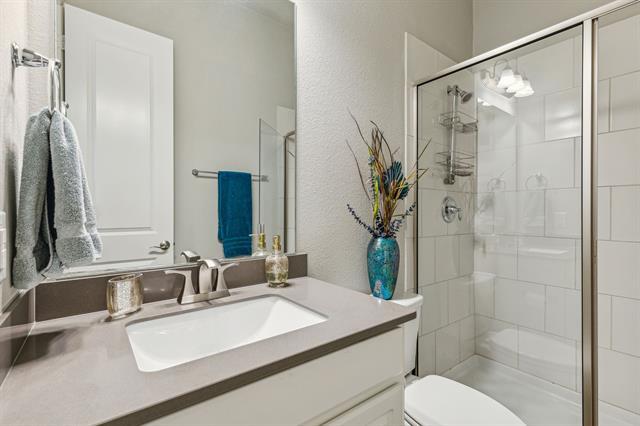 Foto del edificio - 593 W Royal Ln