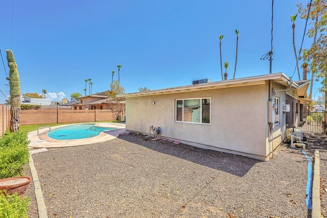 Foto del edificio - 3820 Grandview: Spacious 4-bedroom, 2-bath home with large bedrooms and no carpet