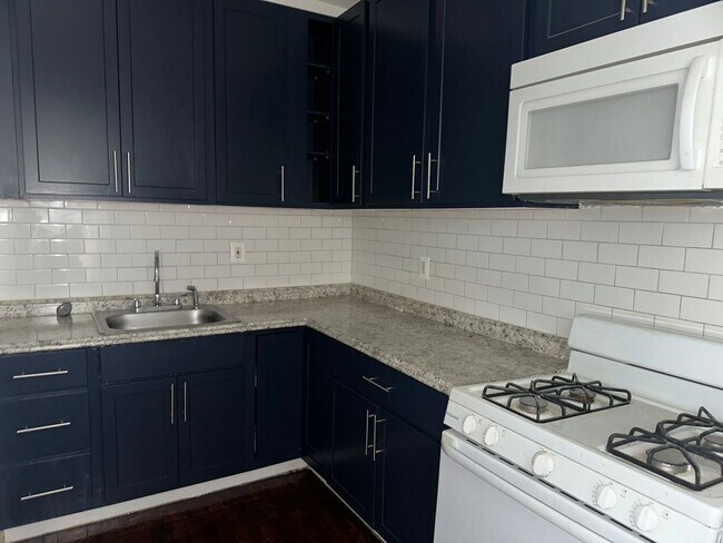 Foto del edificio - Beautifully Renovated Home! Corner House! Central Air! Available Now!