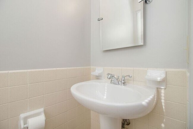 Foto del edificio - COMING SOON 2-Bed/1.5-Bath Townhouse with ...