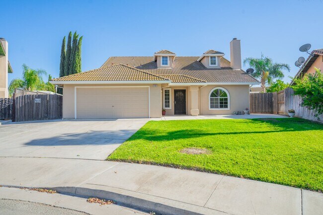 Foto del edificio - BEAUTIFUL 4 BEDROOM HOME WITH SWIMMING POOL!