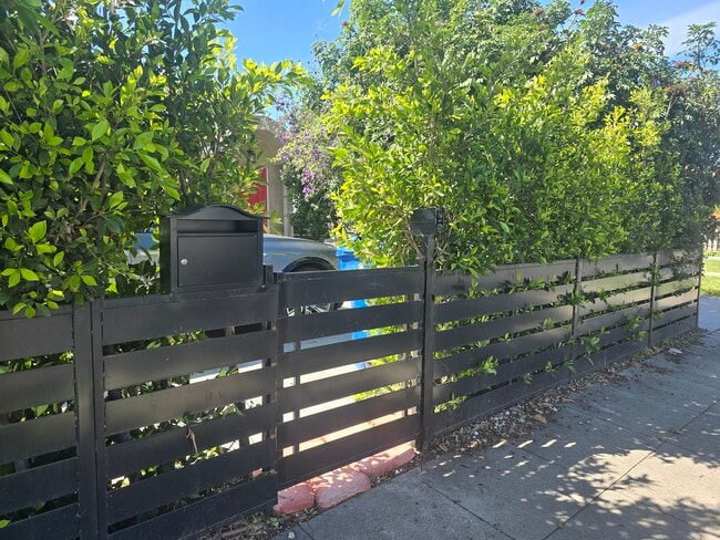 Building Photo - 747 N Wilton Pl