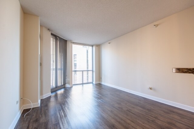 Foto del edificio - 222 N Columbus Dr