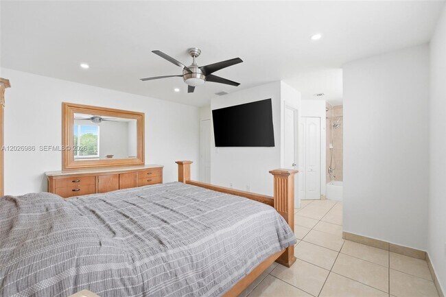 Foto del edificio - Northwest 192nd Terrace, Hialeah, FL 33015 - 3 BR 2.5 BA single-family home