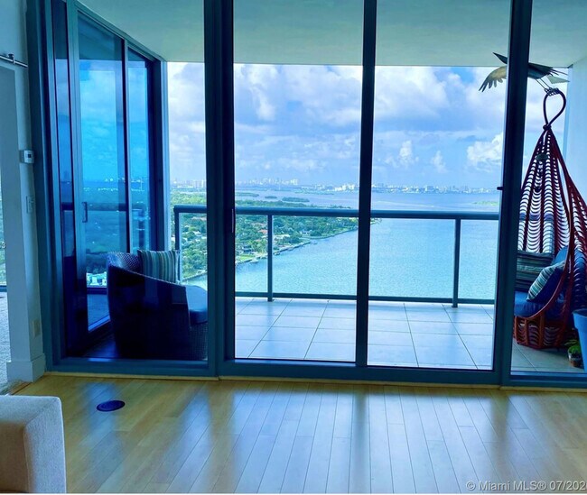 Foto del edificio - 601 NE 36th St