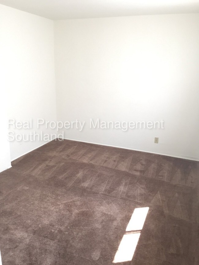 Building Photo - 1 bedroom/1bth with covered parking