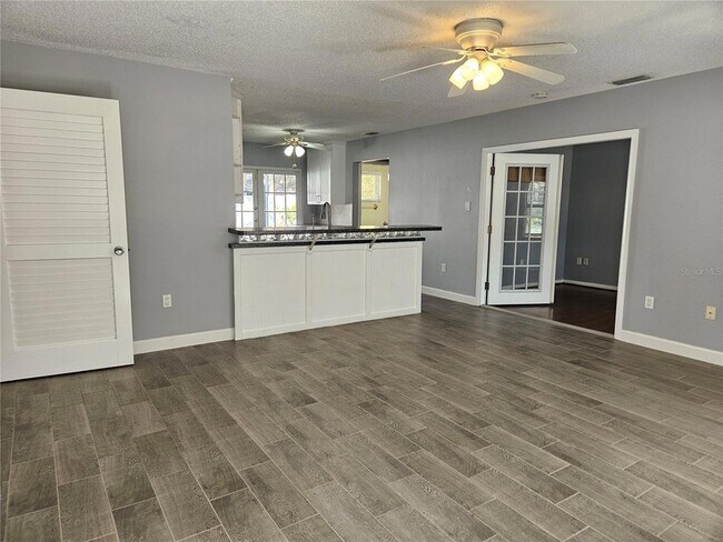 Foto del edificio - 272 Loyola Rd