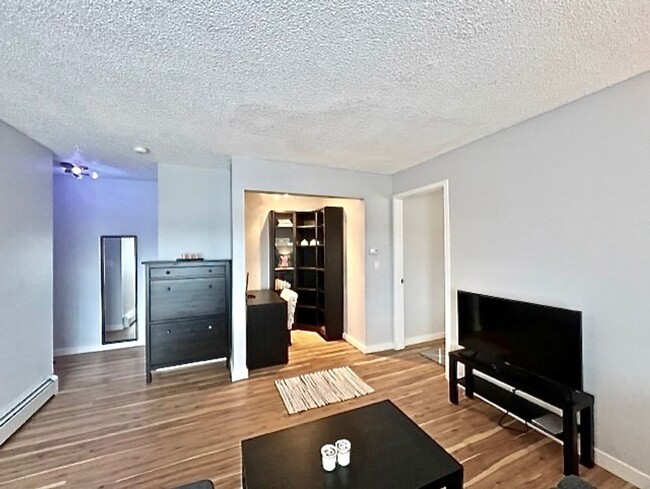 Building Photo - Furnished Cozy 1 Bedroom / 1 Bath Condo - ...