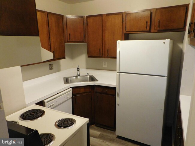 Building Photo - 401 E Dartmouth Dr