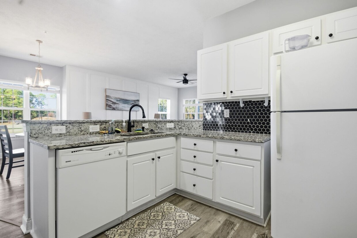 Foto principal - 3-Bedroom, 2Bath Condo end unit