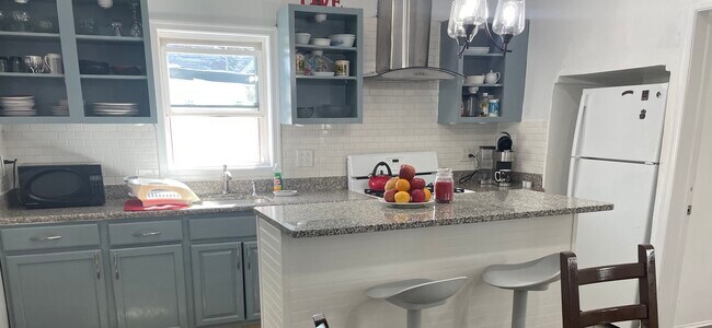 Cocina moderna - 260 Sand Ln