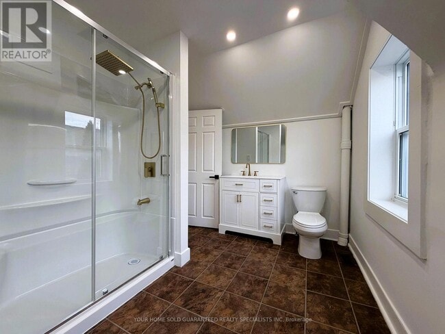 Building Photo - 98 Wellington St E