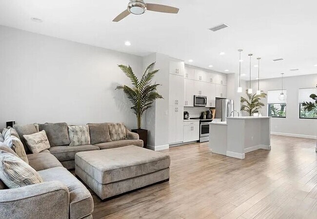 Building Photo - Spacious 3BR/3.5 Bath Townhome in Tampa