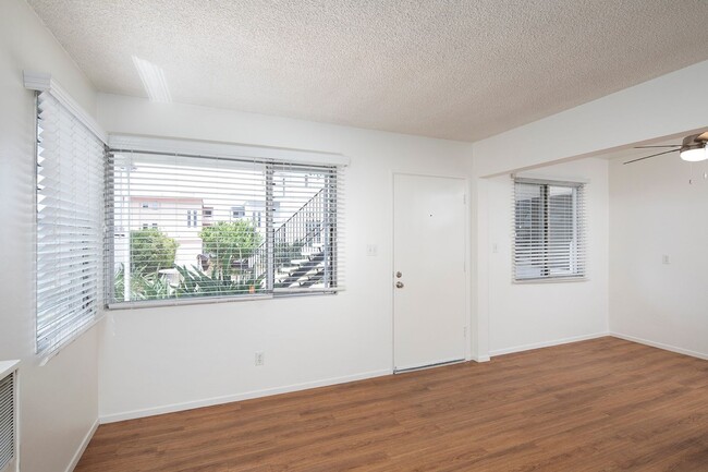 Foto del edificio - Spacious 1 Bedroom with Parking | Just One...