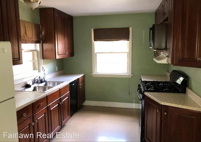 Building Photo - 4 br, 2.5 bath House - 910 W Springfield