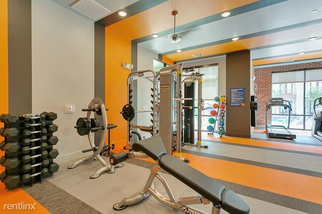 Foto del edificio - 1 br, 1 bath Apartment - 1031 Harvard St 339