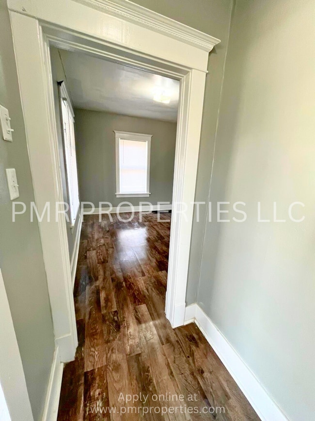 Building Photo - 3 Bedrooms/1 Bathroom House