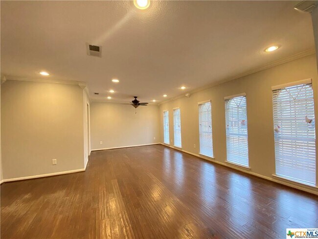 Foto del edificio - 212 Pin Oak Dr