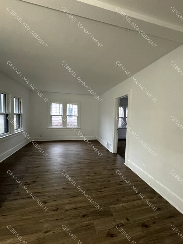 Building Photo - 2423 Raskob St