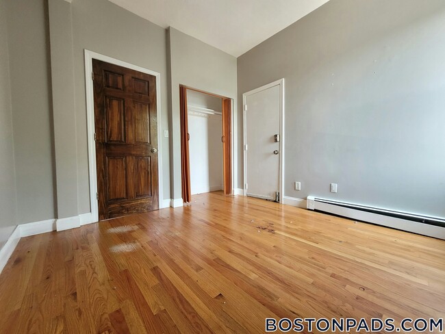 Building Photo - 338 Warren St