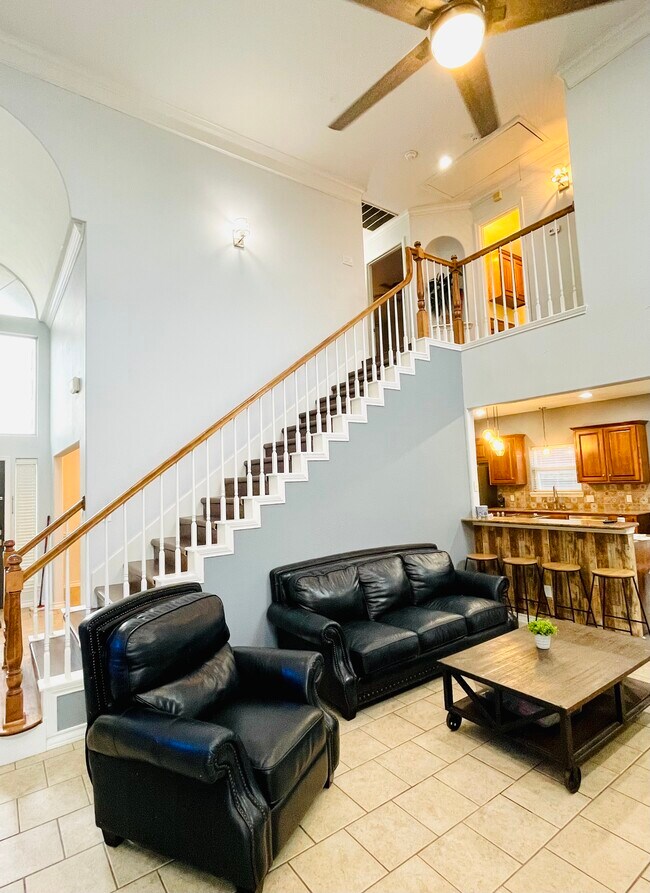 Building Photo - 413 Pinehurst