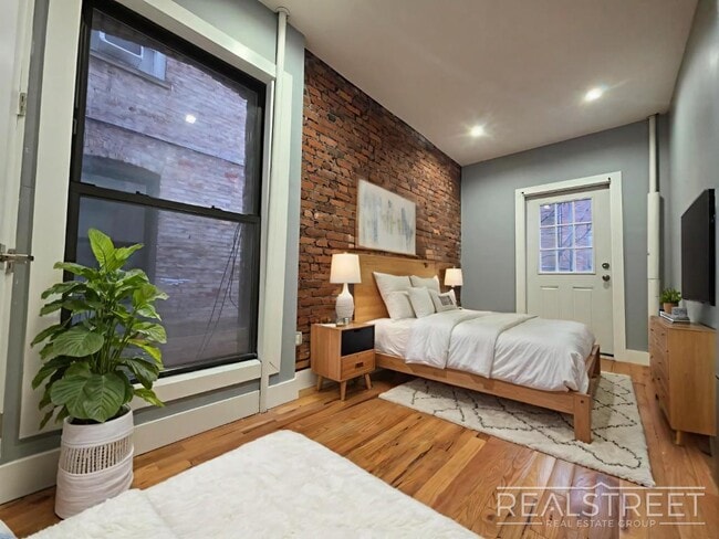 Foto del edificio - 1 Bed W. Tons of Space in Crown Heights!