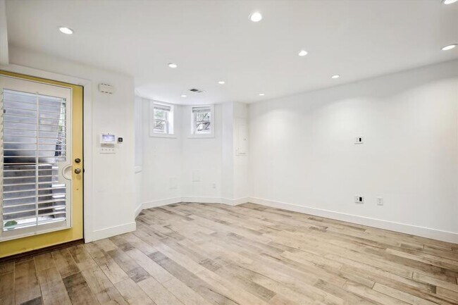 Building Photo - 1109 I St NE