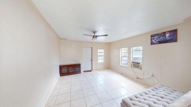 Photo - 718 S B St Apartment