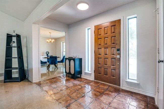 Building Photo - 2013 S Lakeshore Dr