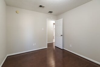 Building Photo - 27 S Misty Canyon Pl